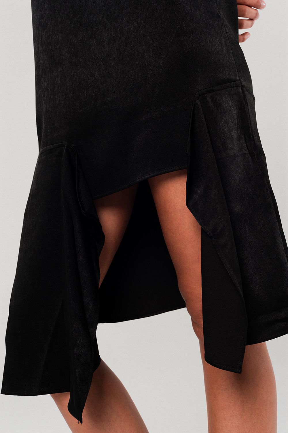 Vestido negro midi asimétrico Q2
