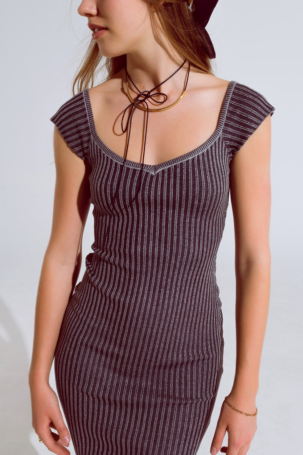 Vestido negro midi de canalé grueso con mangas casquillo Q2