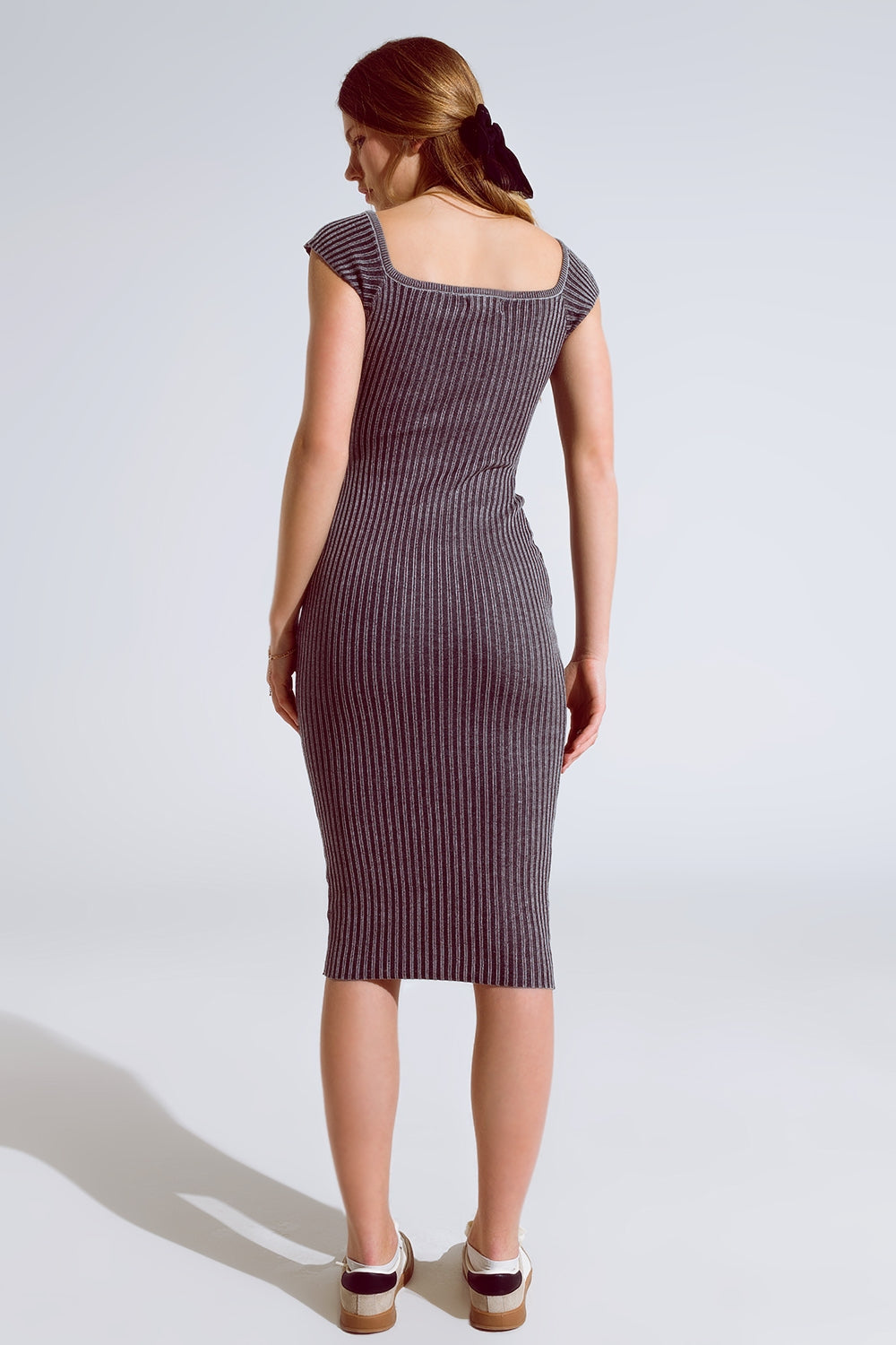 Vestido negro midi de canalé grueso con mangas casquillo Q2
