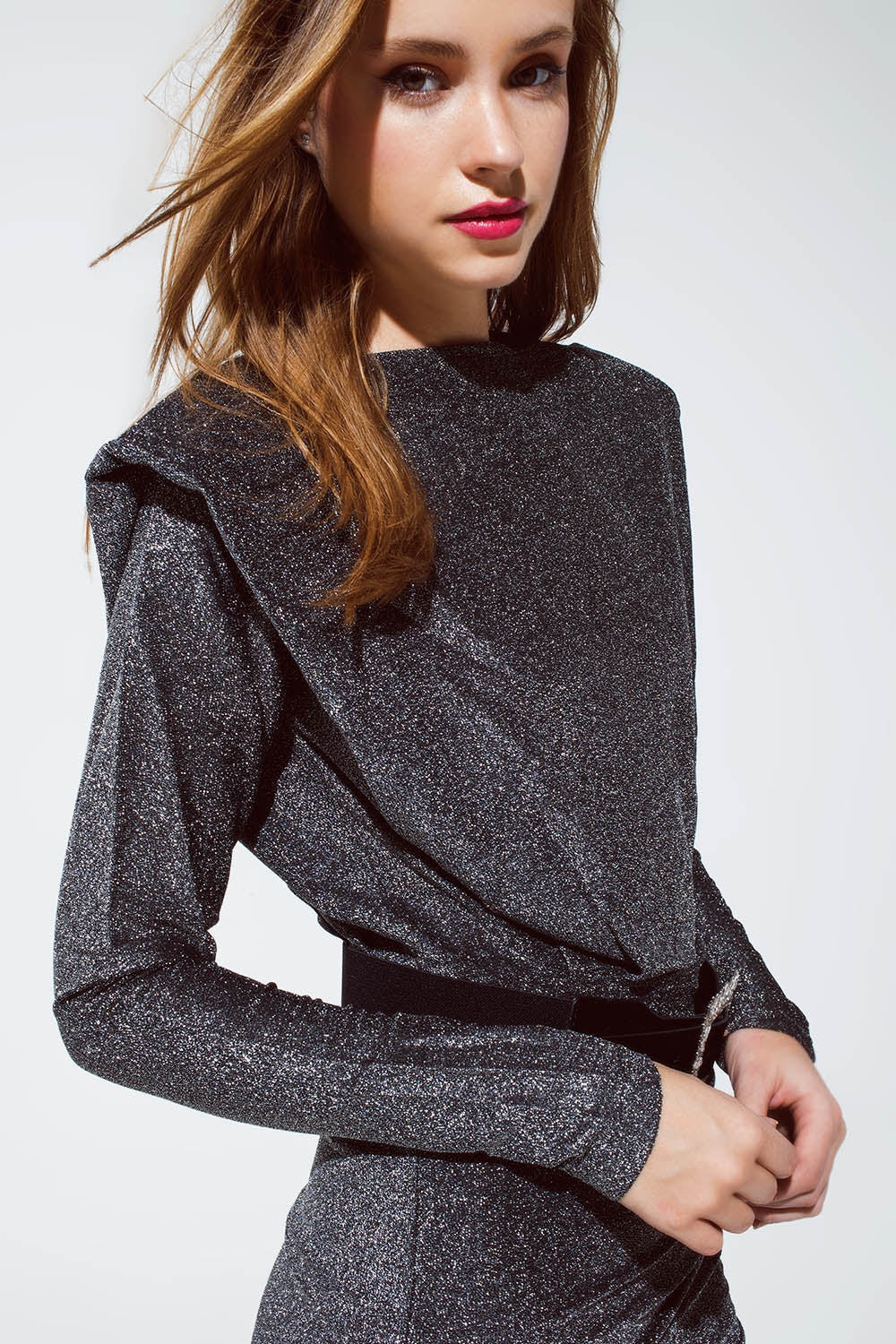 Vestido plateado brillante con detalle de espalda abierta Q2