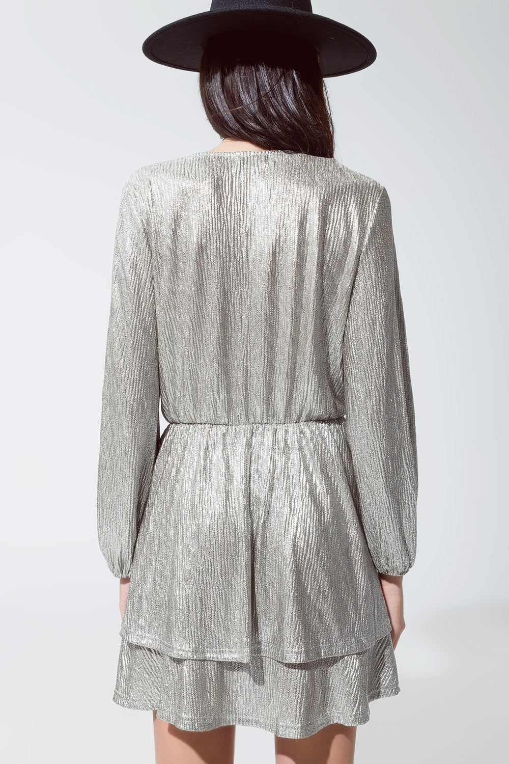 Vestido plateado con mangas largas y volantes Q2