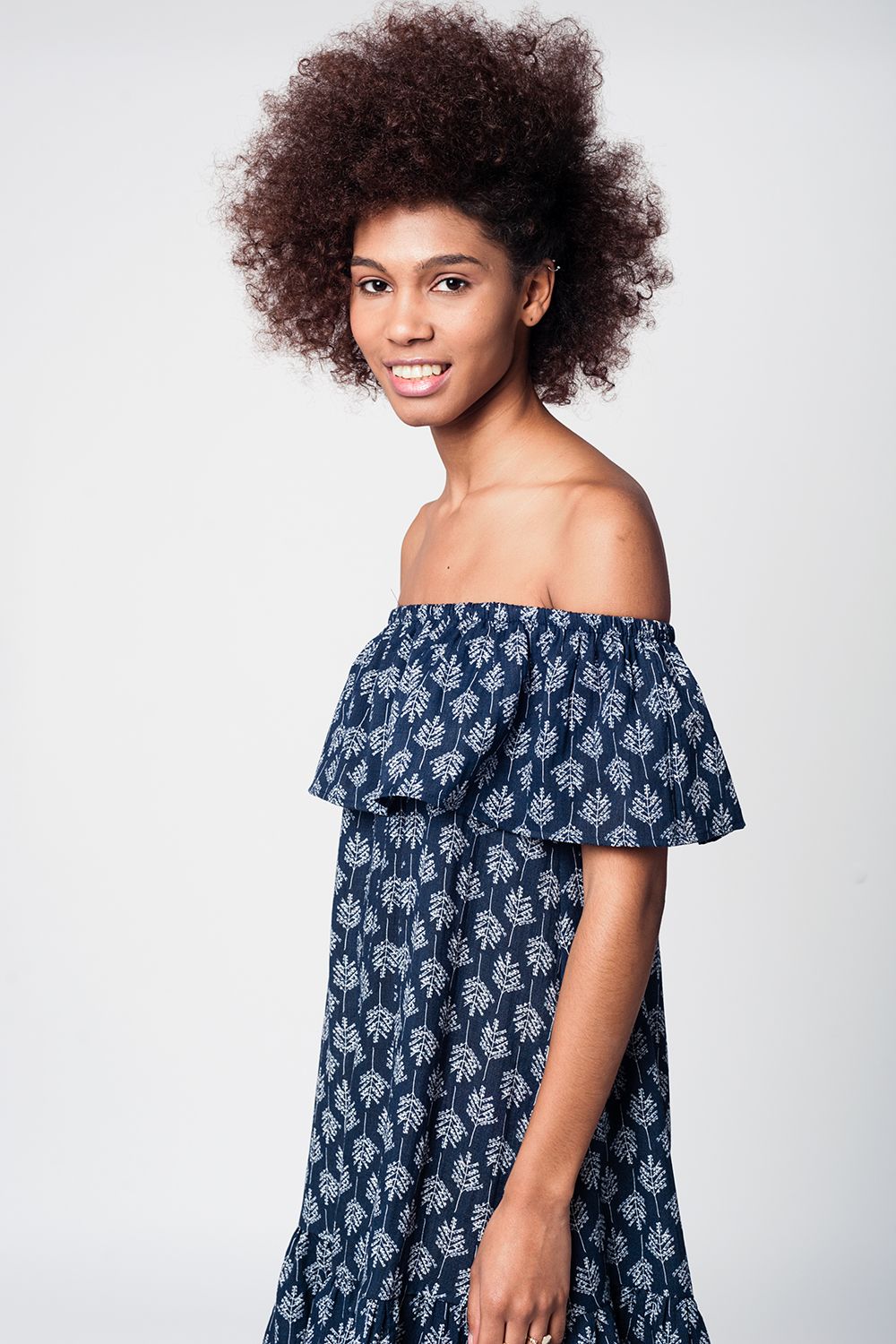 Vestido playa midi azul marino con hombros decubiertos Q2