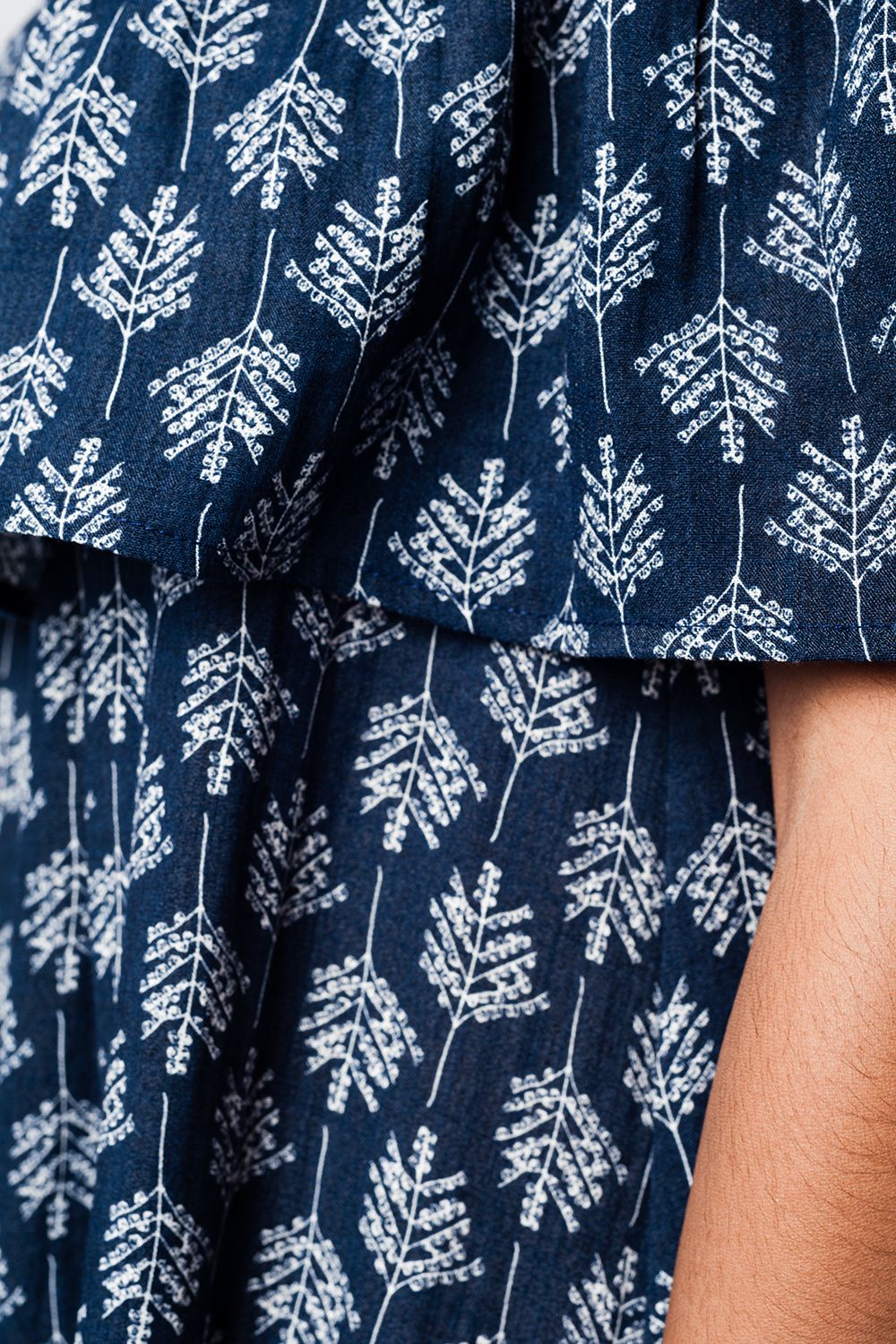 Vestido playa midi azul marino con hombros decubiertos Q2