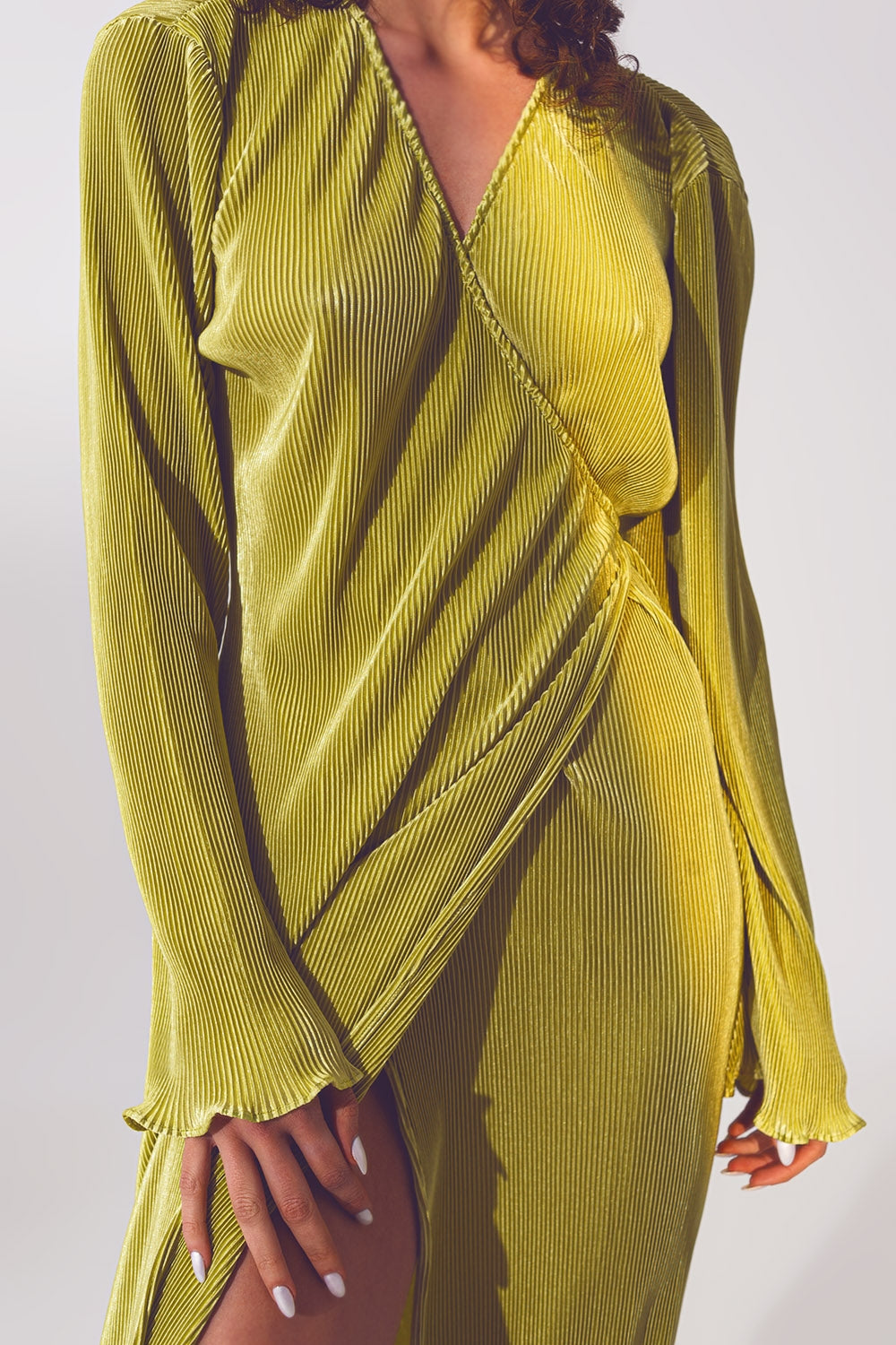 Vestido plisado de satén cruzado en verde Q2