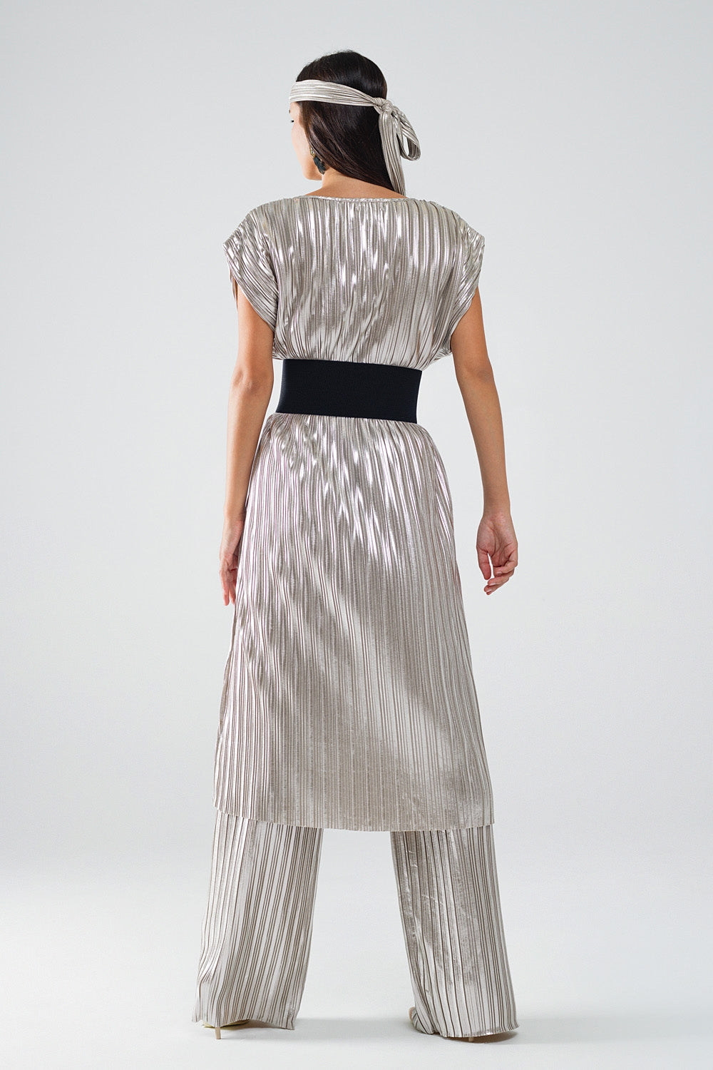 Vestido plisado plateado con cinturón y mangas cortas Q2