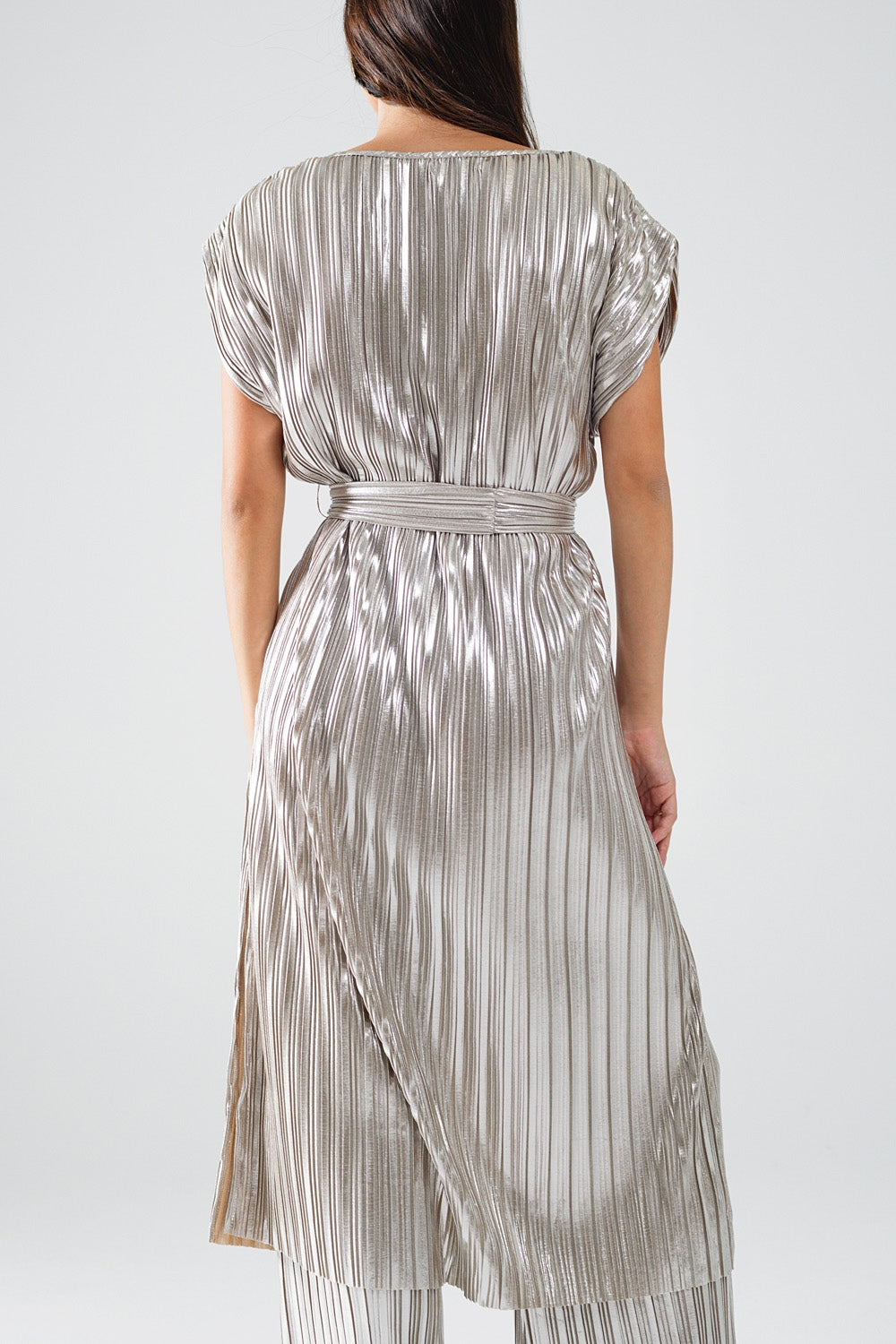 Vestido plisado plateado con cinturón y mangas cortas Q2