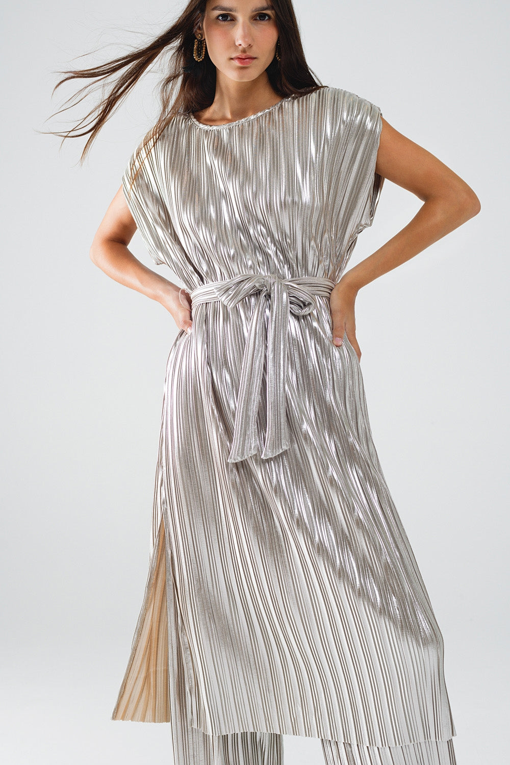 Vestido plisado plateado con cinturón y mangas cortas Q2