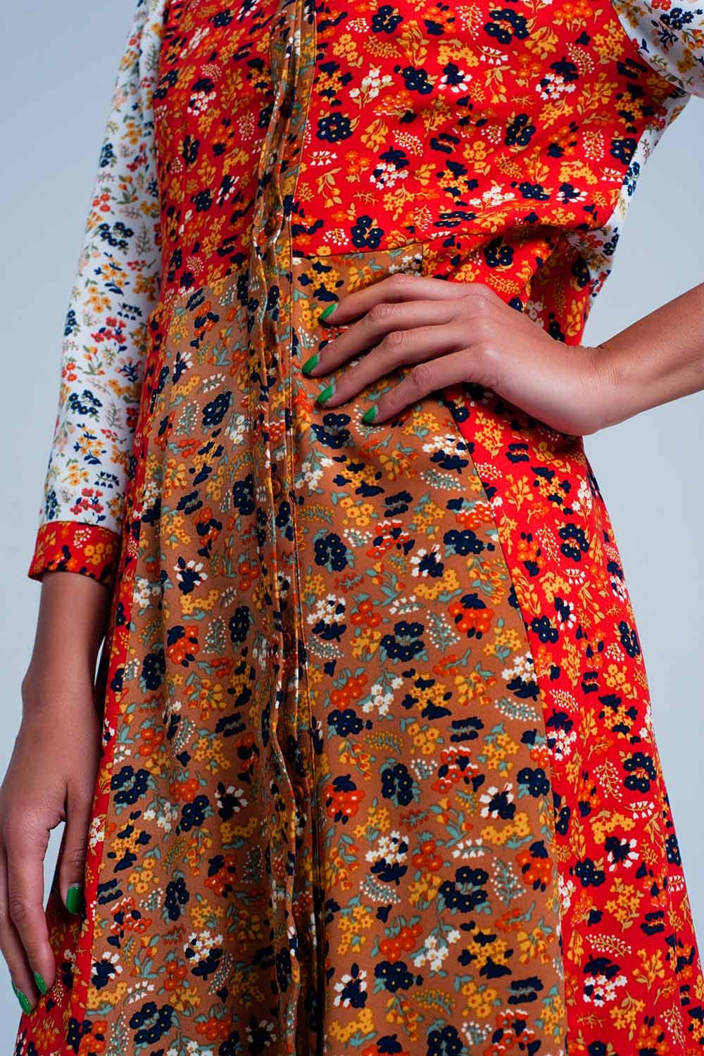 Vestido Rojo camisero de manga larga con flores de jardín Q2