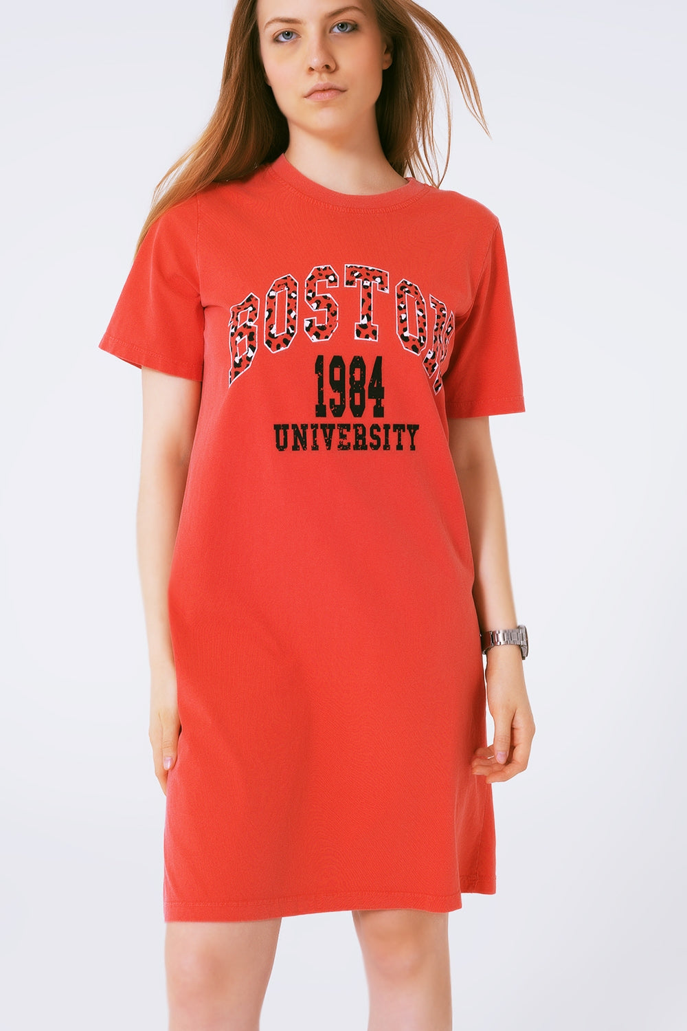 Vestido rojo midi estilo camiseta Boston 1984 University Q2