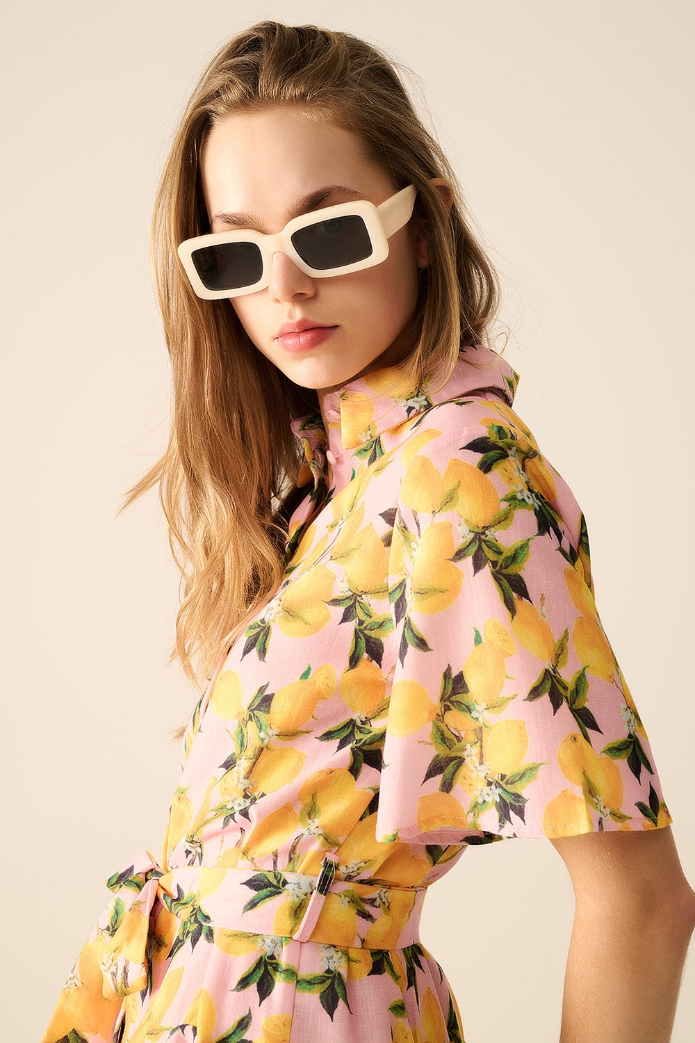 Vestido romántico con cinturilla y estampado de limones y mangas cortas en rosa Q2