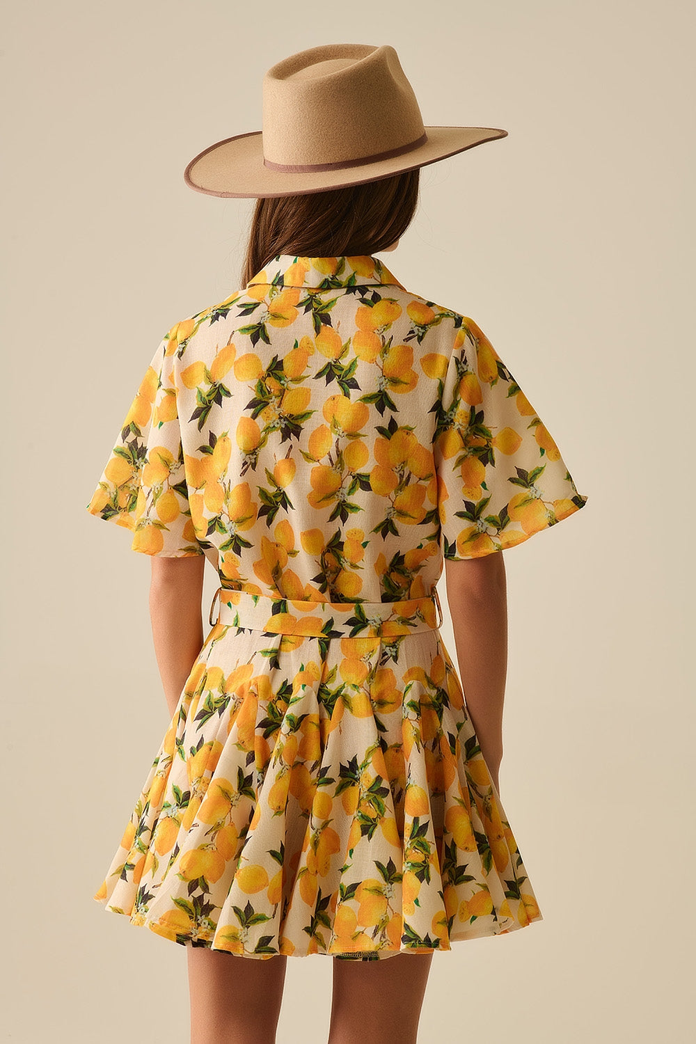 Vestido romántico con cinturilla y estampado de limones y mangas cortas Q2