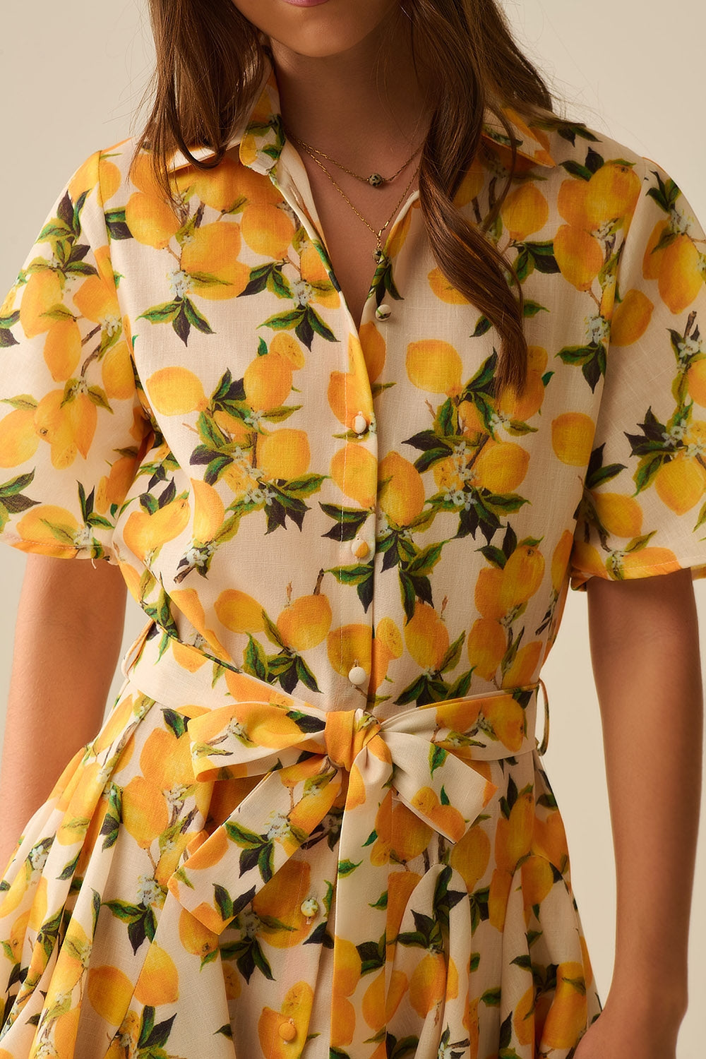Vestido romántico con cinturilla y estampado de limones y mangas cortas Q2