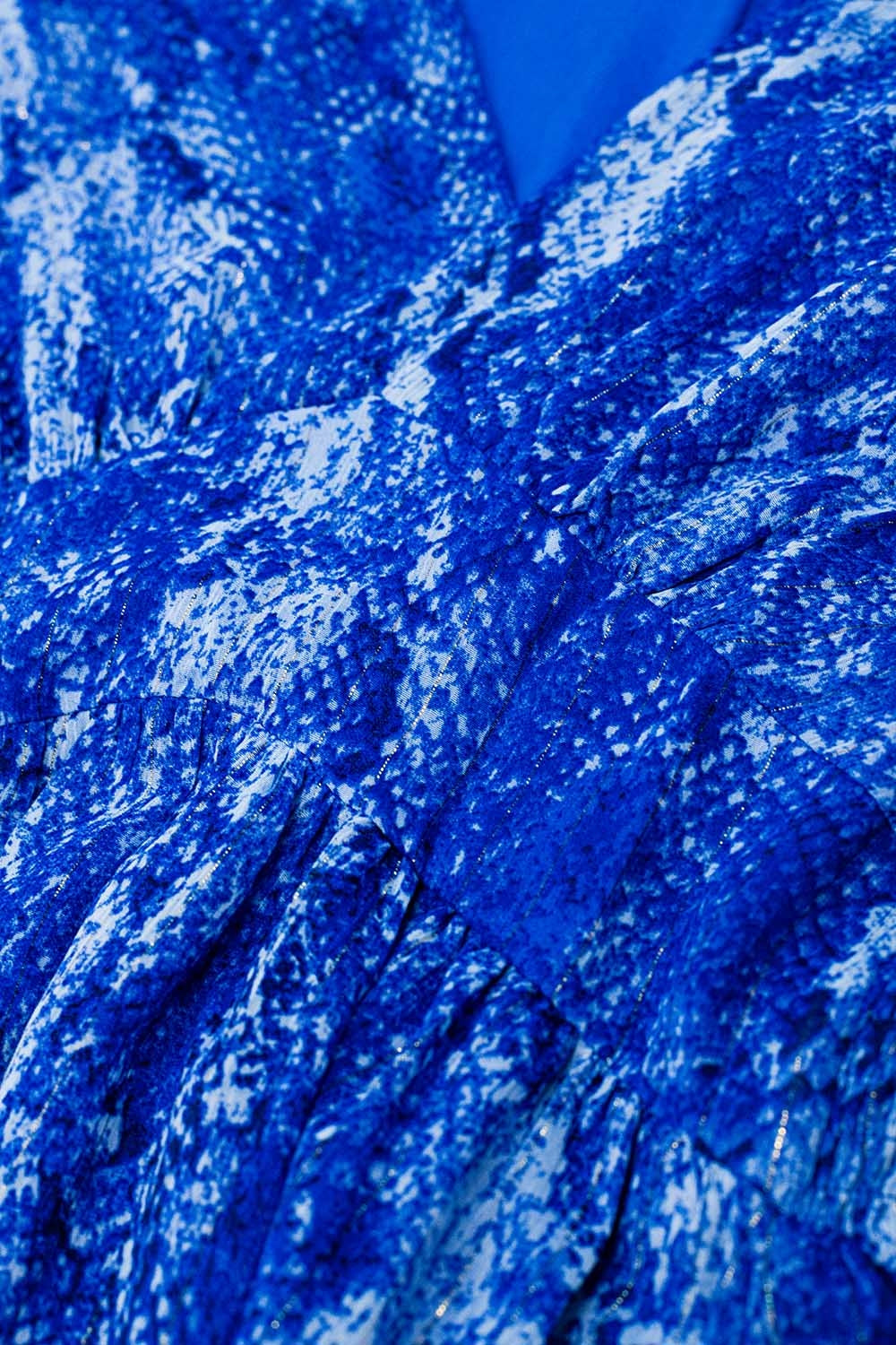 Vestido skater con cintura ceñida en estampado azul serpiente con hilo de lúrex dorado Q2