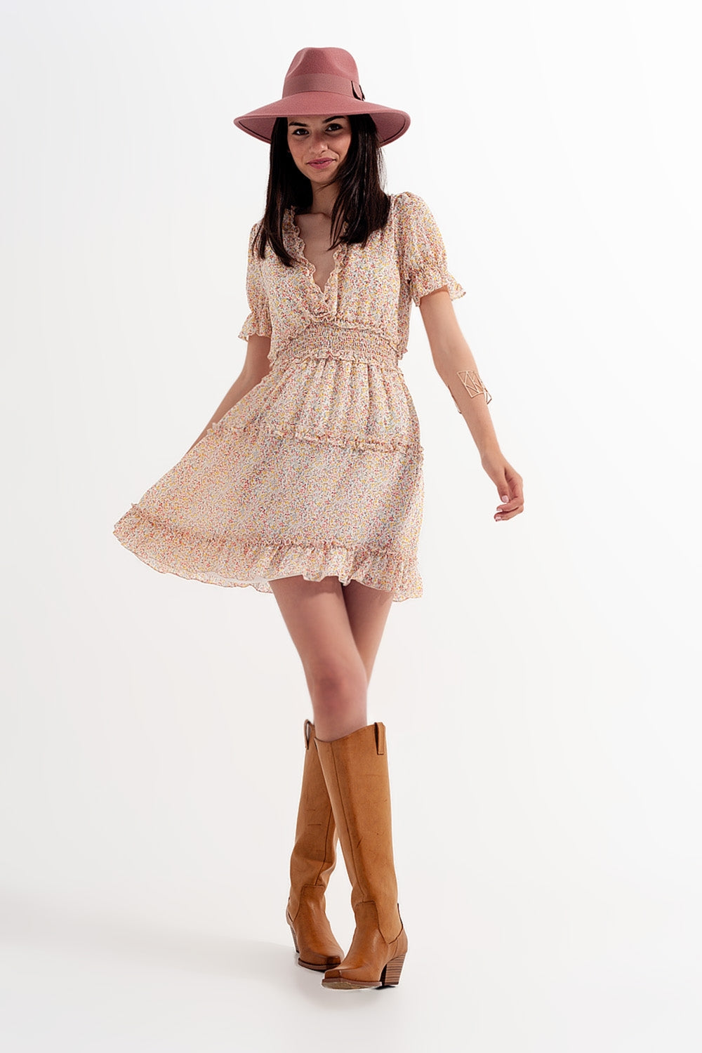 Vestido skater corto amarillo con cintura fruncida y estampado floral Q2