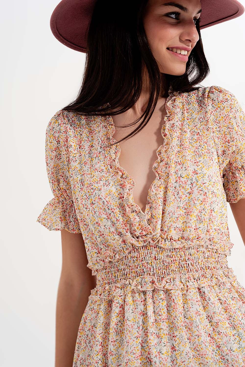 Vestido skater corto amarillo con cintura fruncida y estampado floral Q2