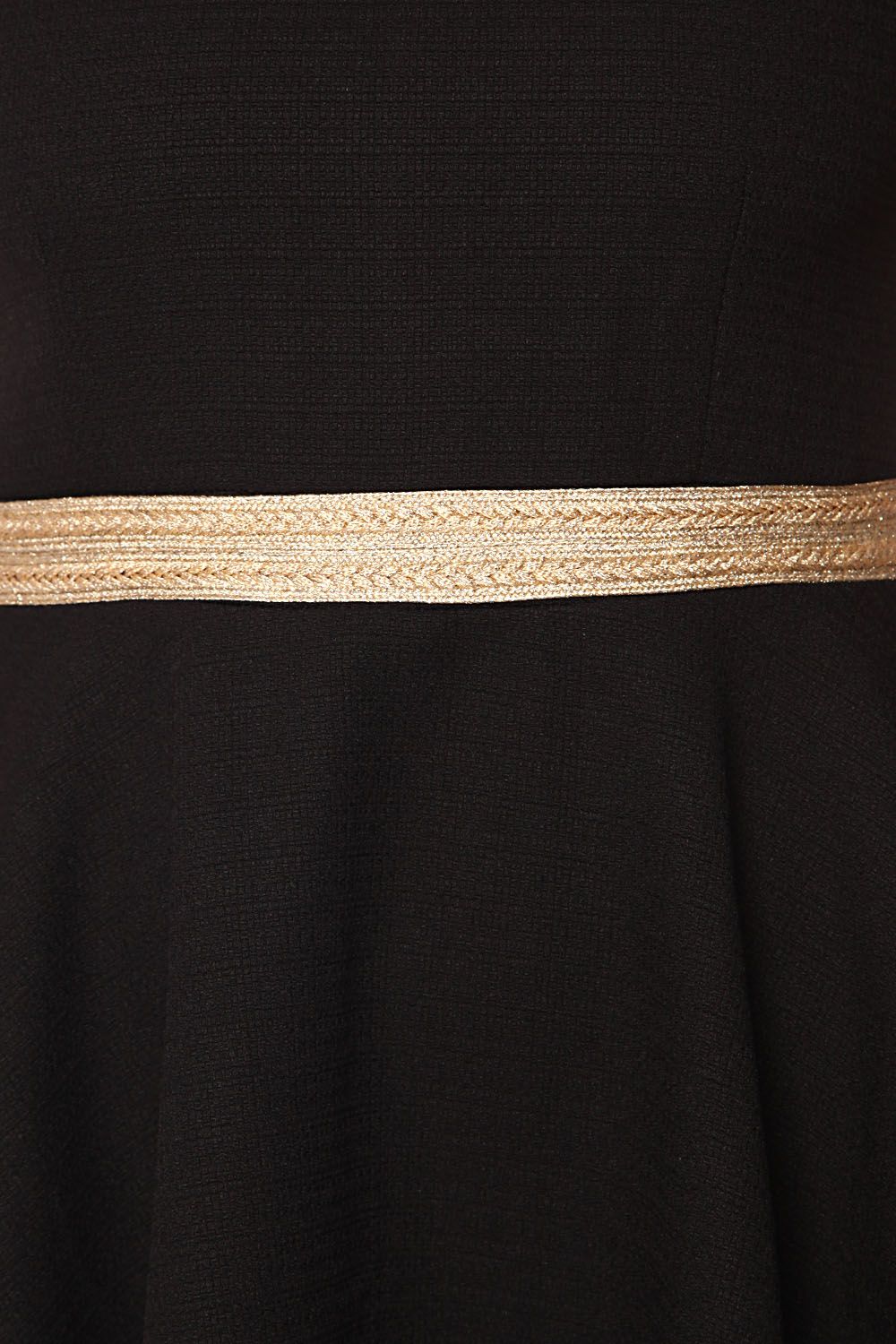 Vestido skater en tejido texturizado negro con detalle de cinturon Q2