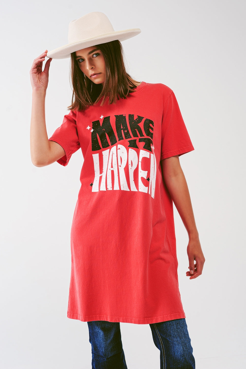 Vestido tipo camiseta con el texto Make It Happen en rojo Q2