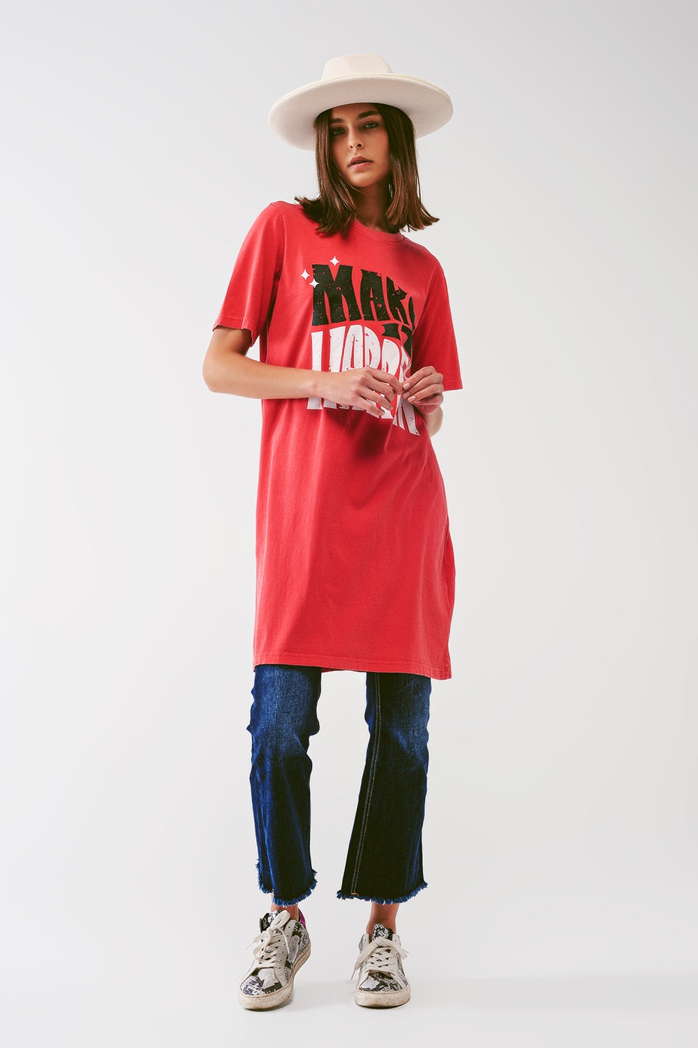 Vestido tipo camiseta con el texto Make It Happen en rojo Q2