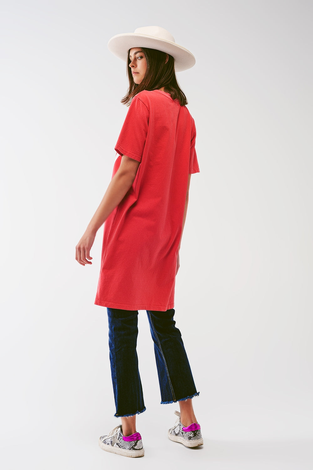 Vestido tipo camiseta con el texto Make It Happen en rojo Q2