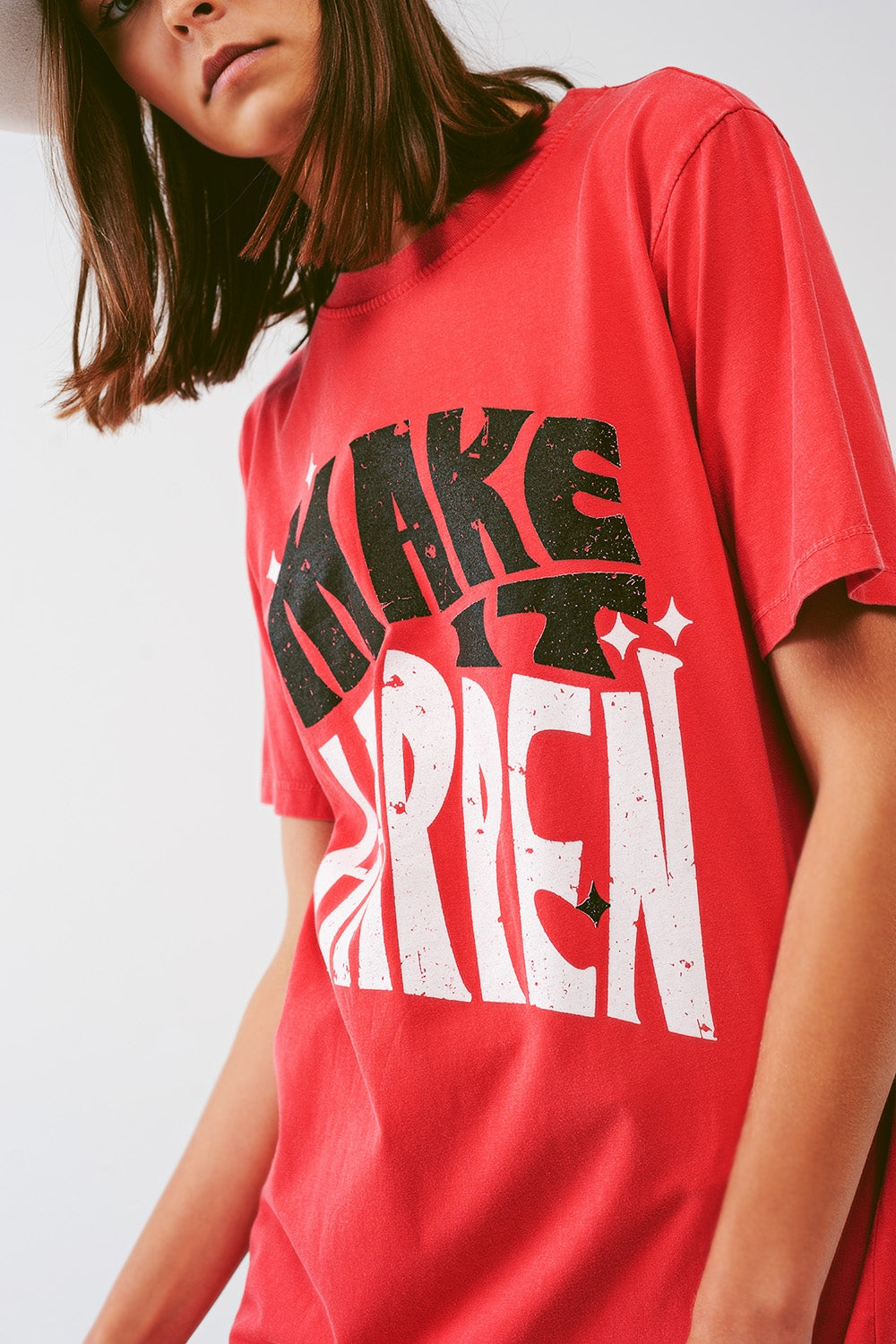 Vestido tipo camiseta con el texto Make It Happen en rojo Q2