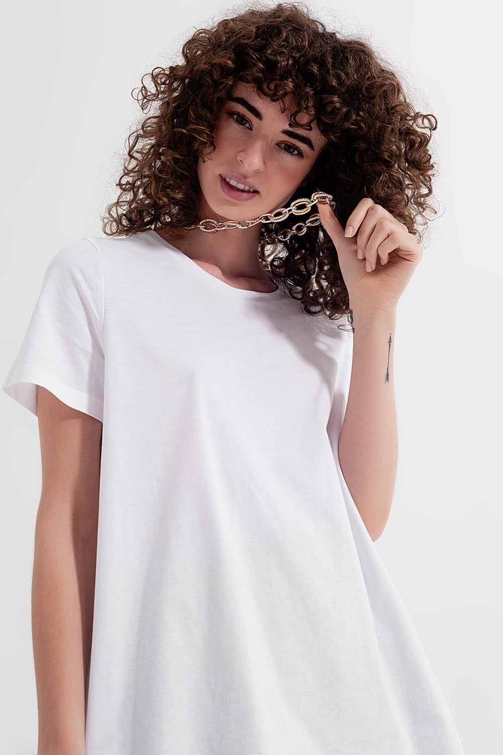 Vestido tipo camiseta en blanco Q2