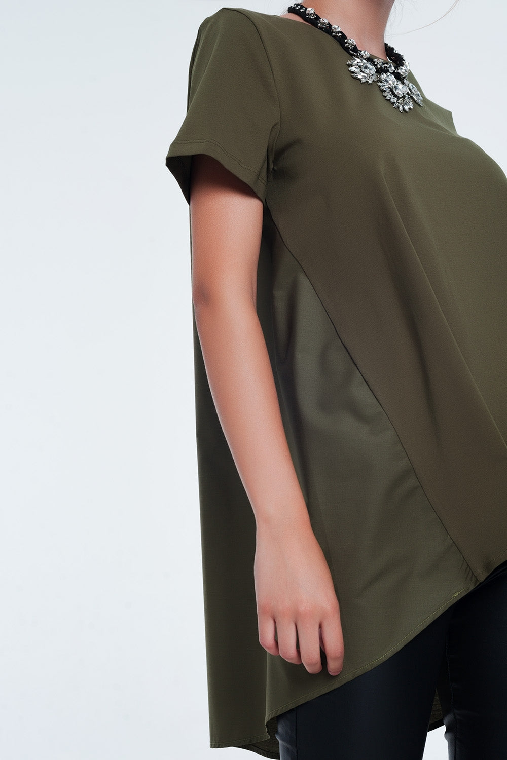 Vestido tipo camiseta en caqui Q2