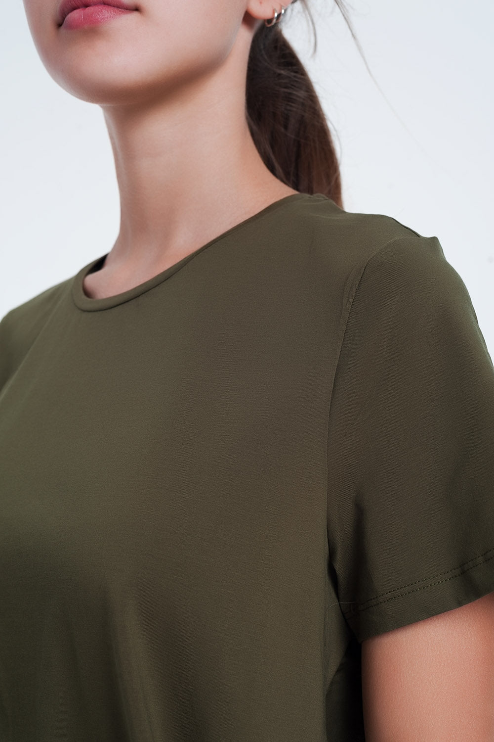 Vestido tipo camiseta en caqui Q2