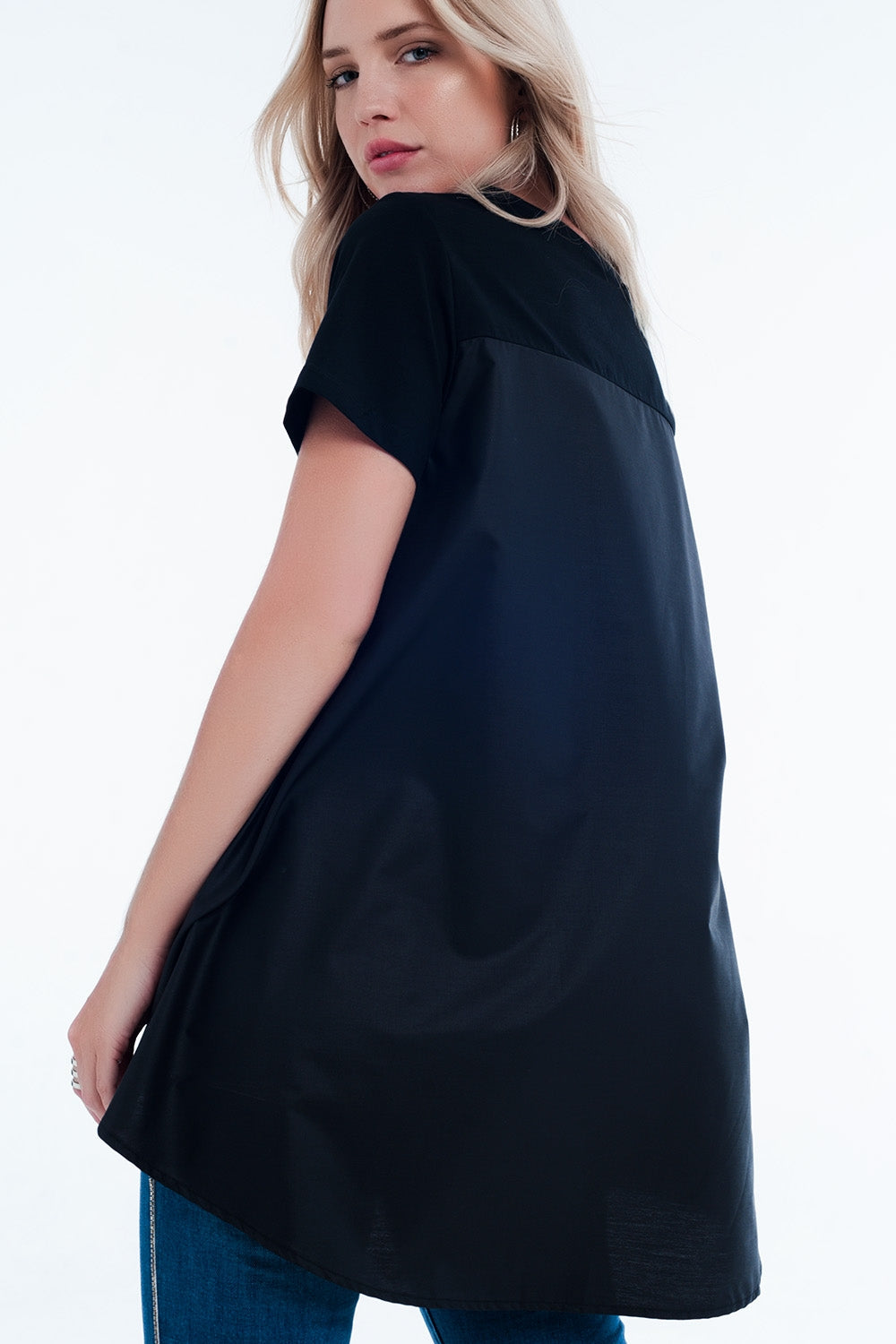 Vestido tipo camiseta en negro Q2