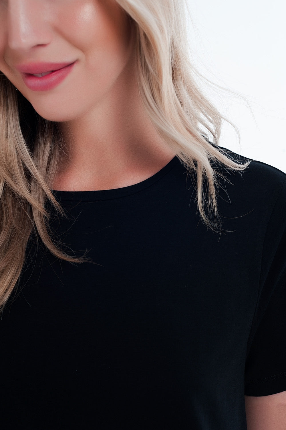 Vestido tipo camiseta en negro Q2