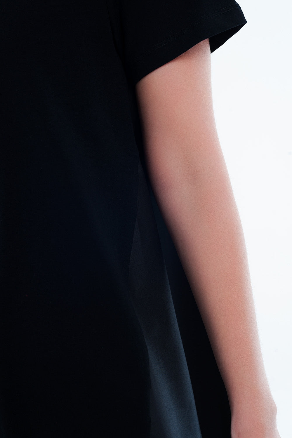 Vestido tipo camiseta en negro Q2