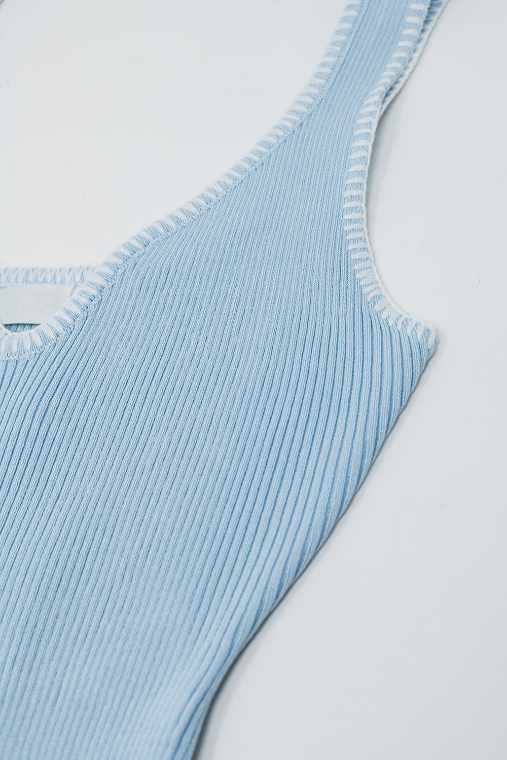 Vestido veraniego de punto ceñido al cuerpo en azul claro con ribete blanco Q2