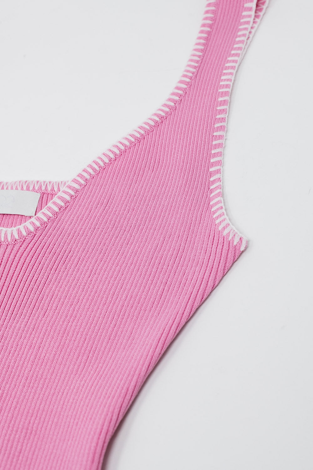 Vestido veraniego de punto ceñido al cuerpo en rosa con ribete blanco Q2