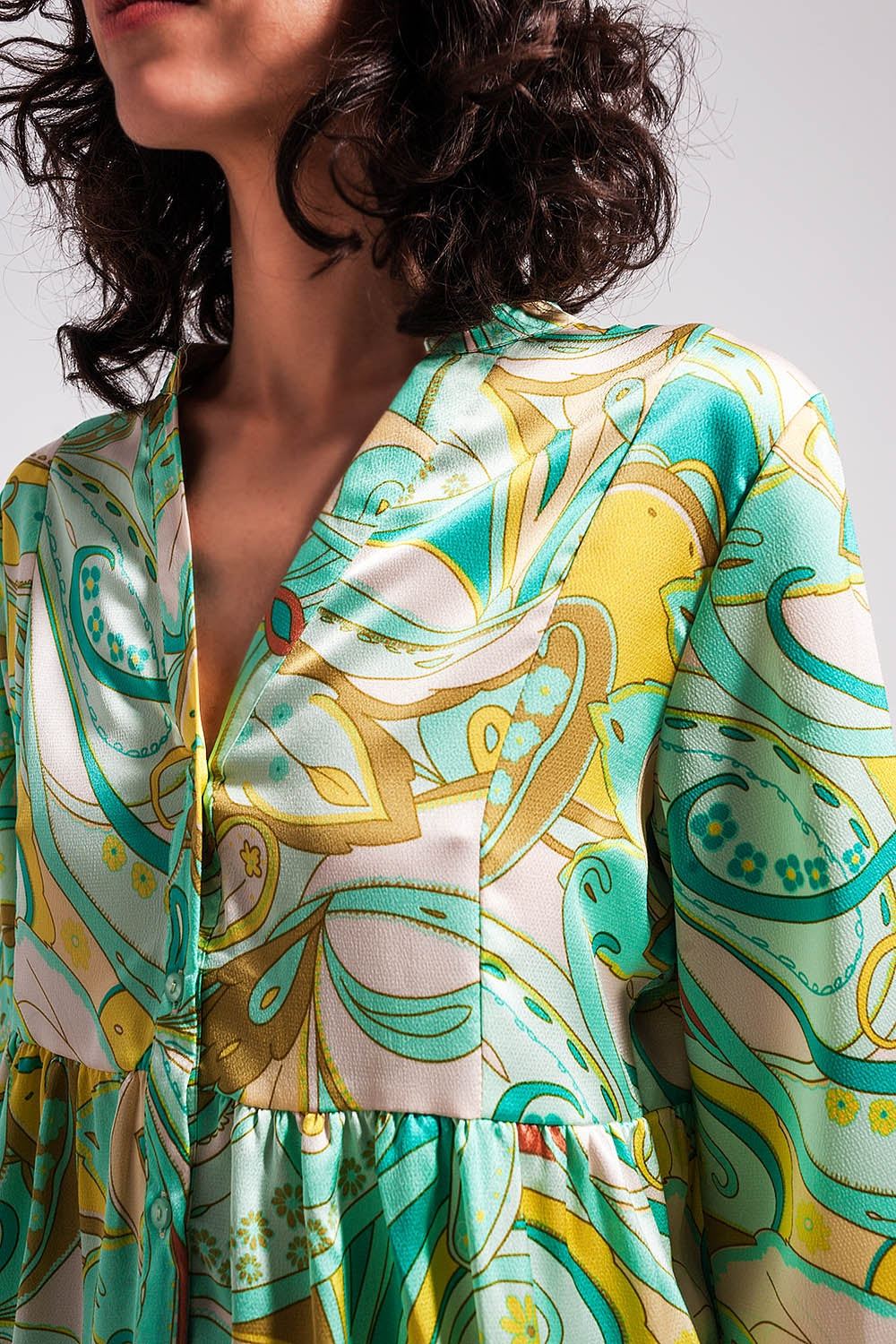 Vestido verde de corte amplio con mangas tres cuartos Q2