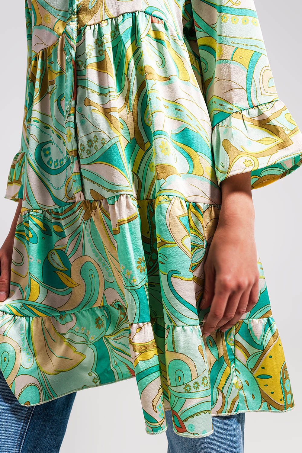 Vestido verde de corte amplio con mangas tres cuartos Q2