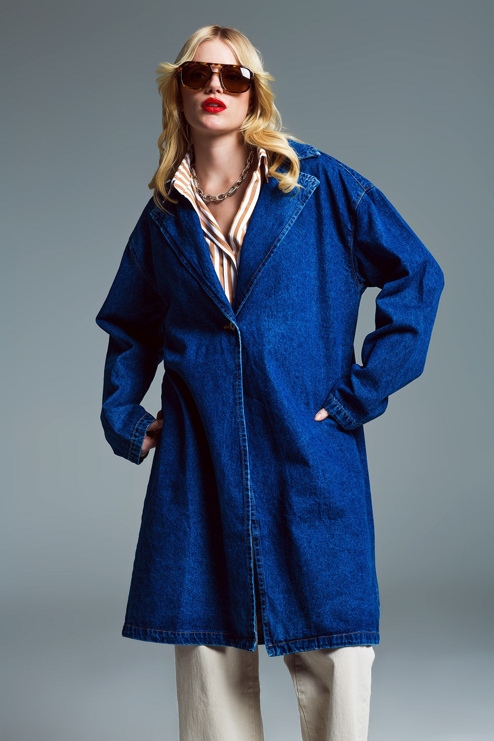 Abrigo en tejido denim extra grande con cuello ancho en lavado medio Q2