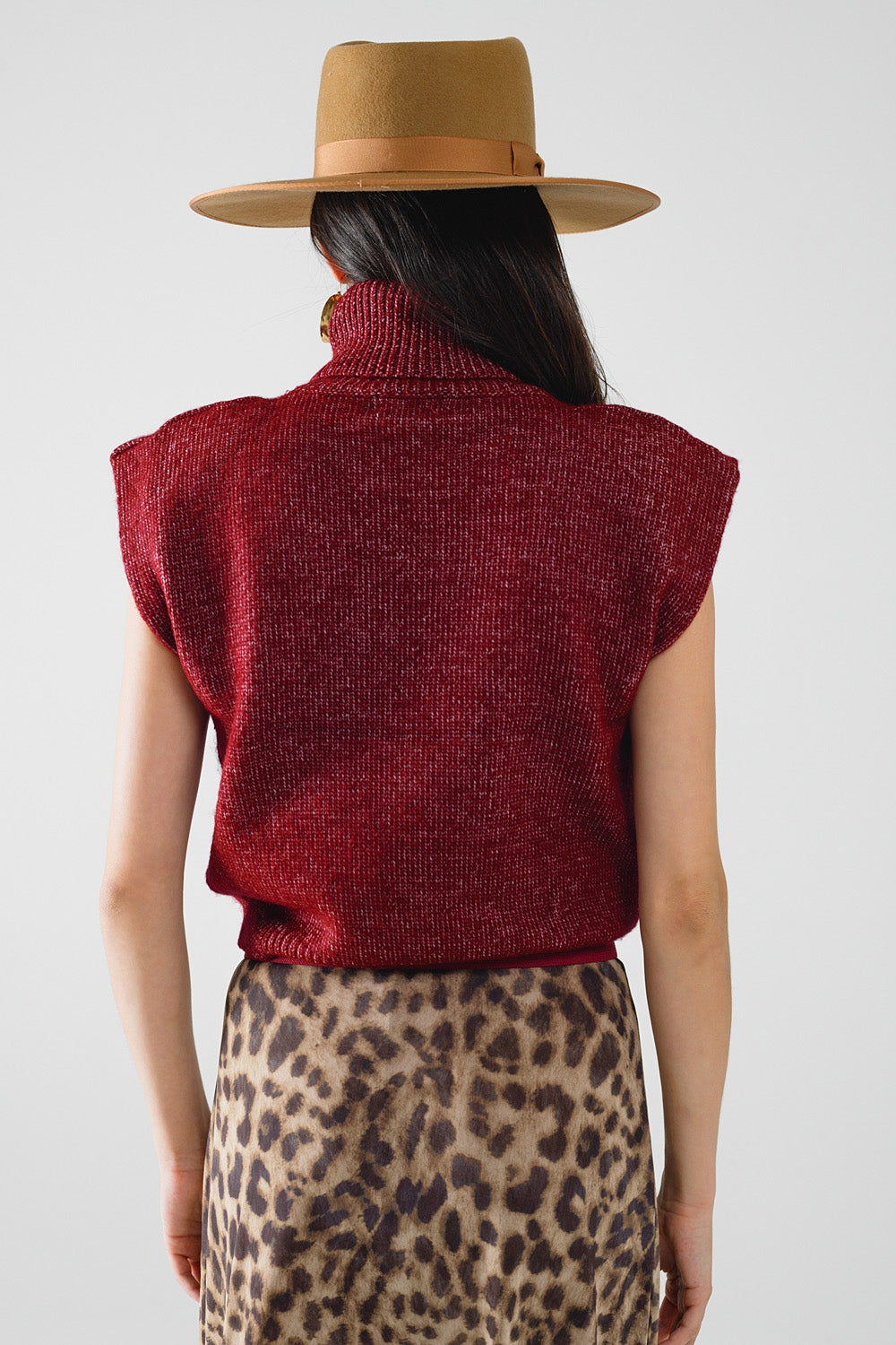 Acogedor jersey sin mangas de cuello alto en burdeos Q2