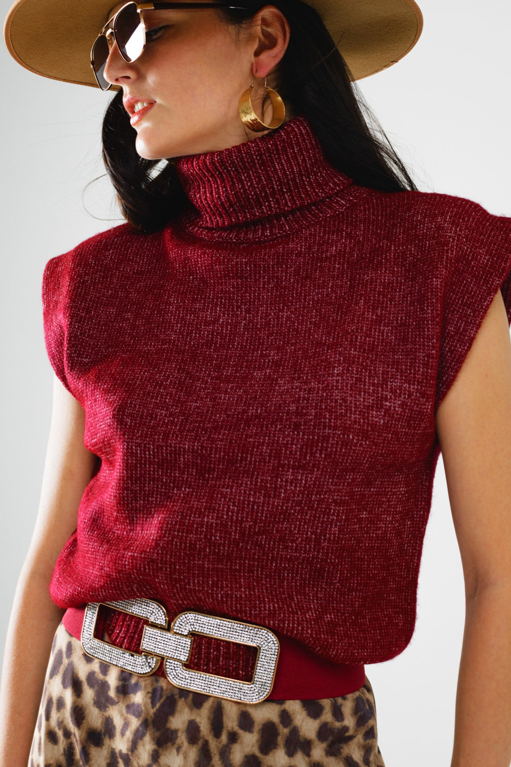 Acogedor jersey sin mangas de cuello alto en burdeos Q2