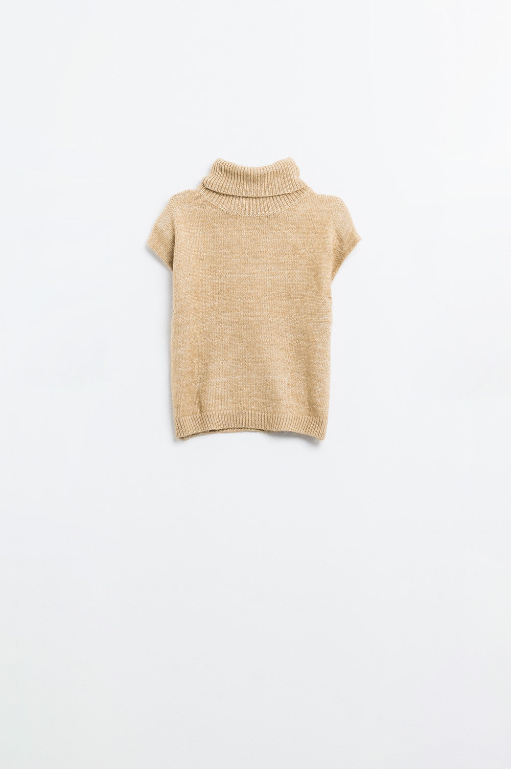 Acogedor jersey sin mangas de cuello alto en camel Q2