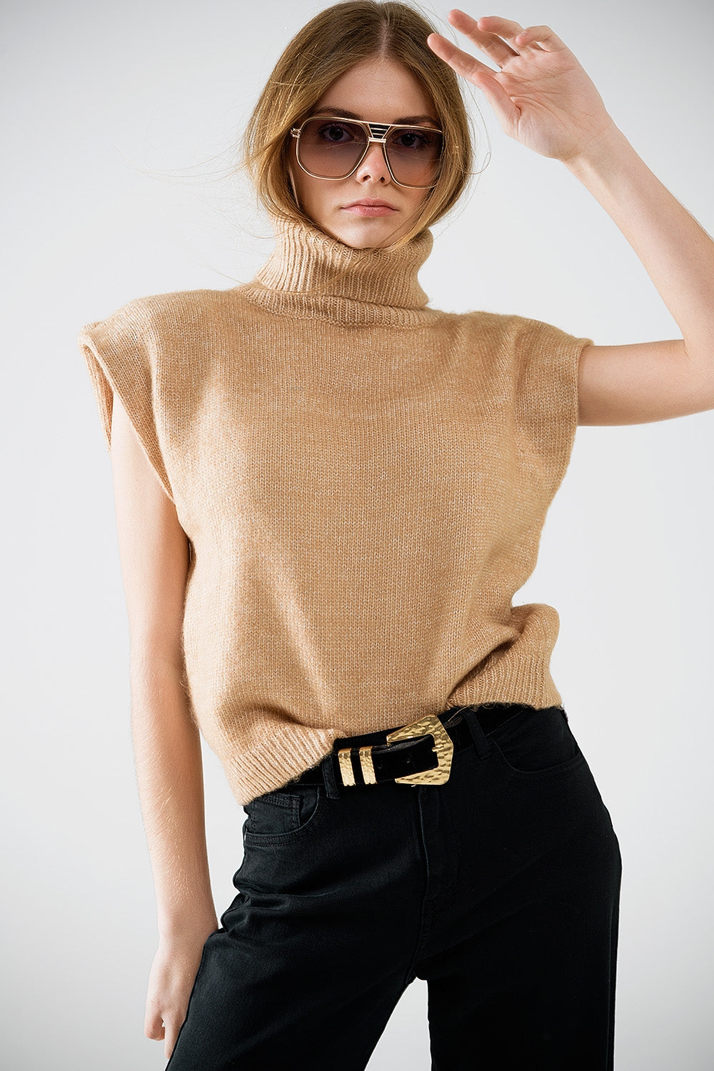Acogedor jersey sin mangas de cuello alto en camel Q2