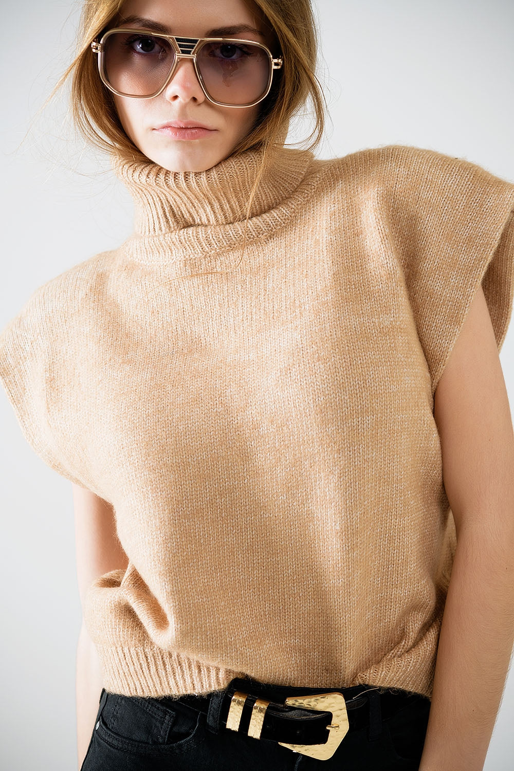 Acogedor jersey sin mangas de cuello alto en camel Q2