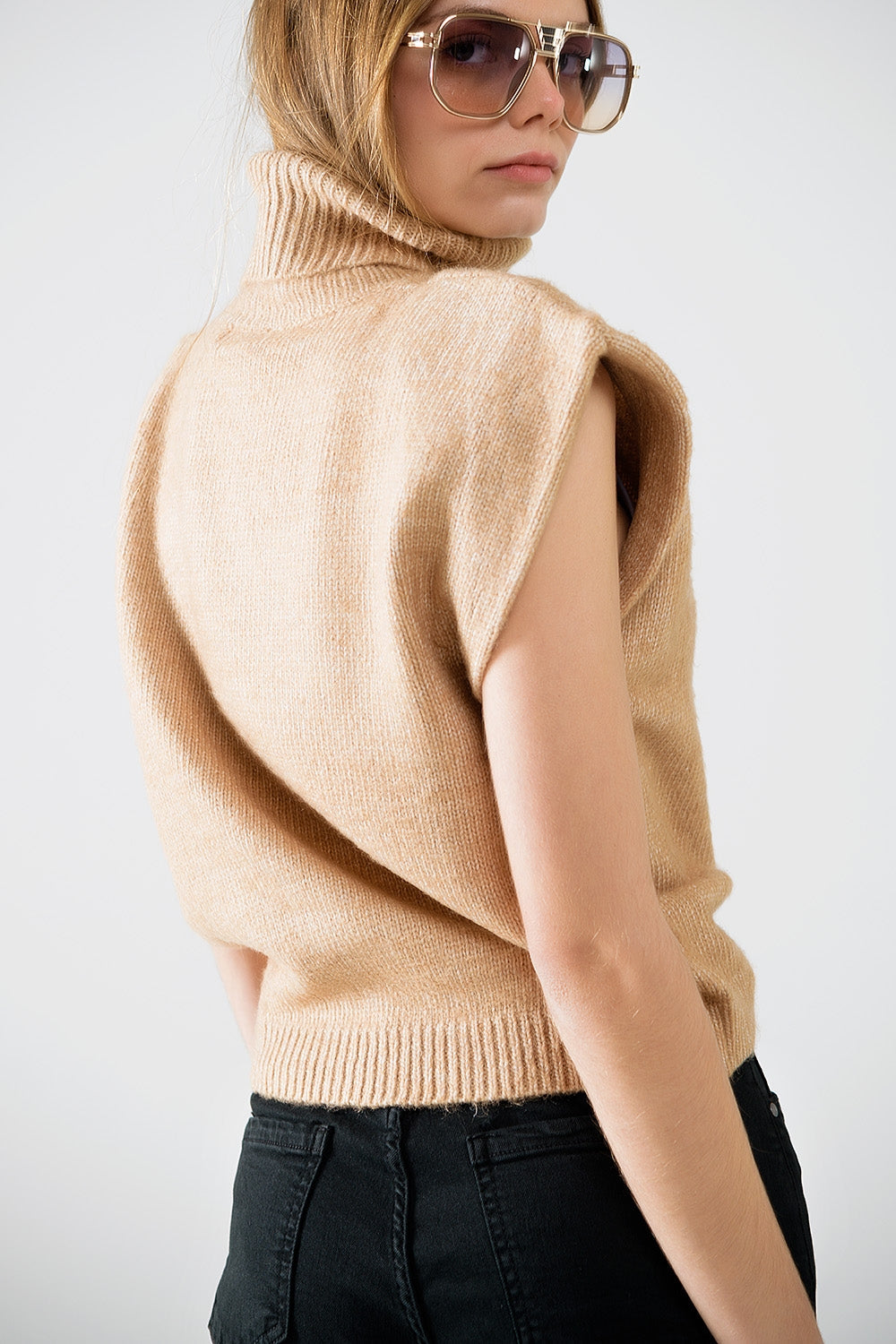 Acogedor jersey sin mangas de cuello alto en camel Q2