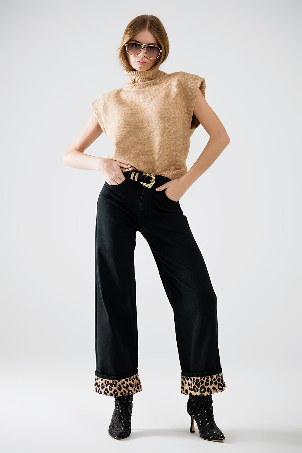 Acogedor jersey sin mangas de cuello alto en camel Q2