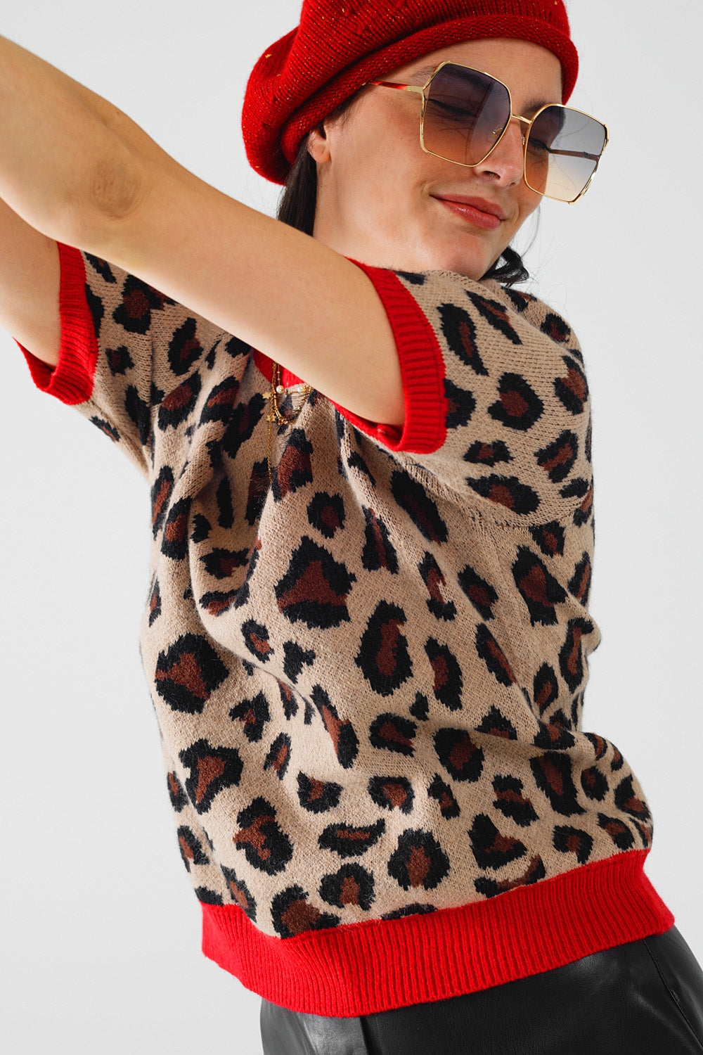 acogedora camisa tipo suéter con estampado de pantera y bordes rojos Q2