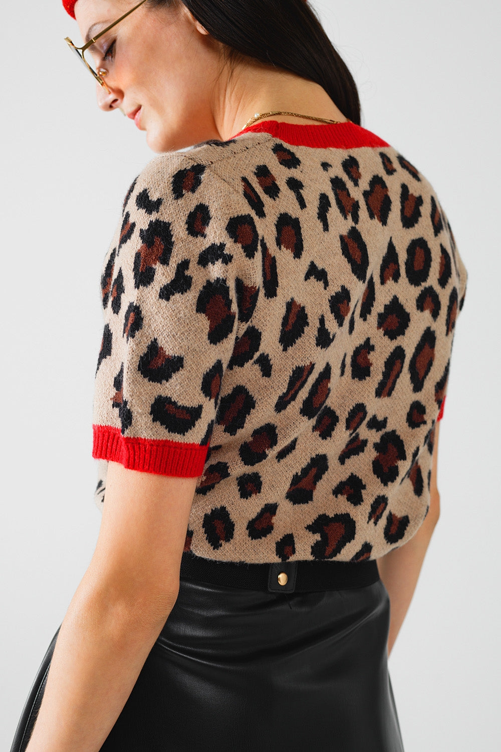 acogedora camisa tipo suéter con estampado de pantera y bordes rojos Q2