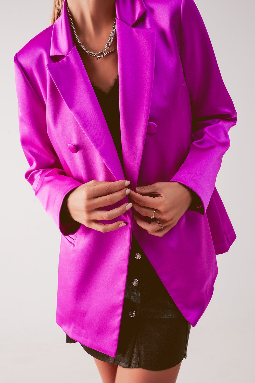 Americana de traje fucsia con doble botonadura de satén Q2