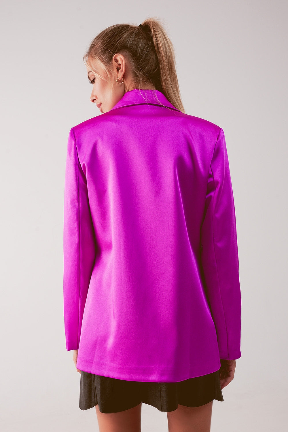 Americana de traje fucsia con doble botonadura de satén Q2