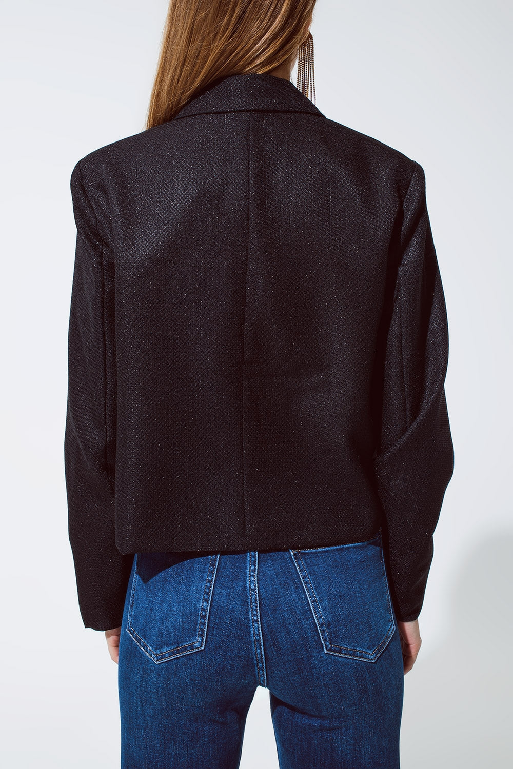 Blazer corto y holgado con diseño de vichy y detalles metálicos en negro Q2