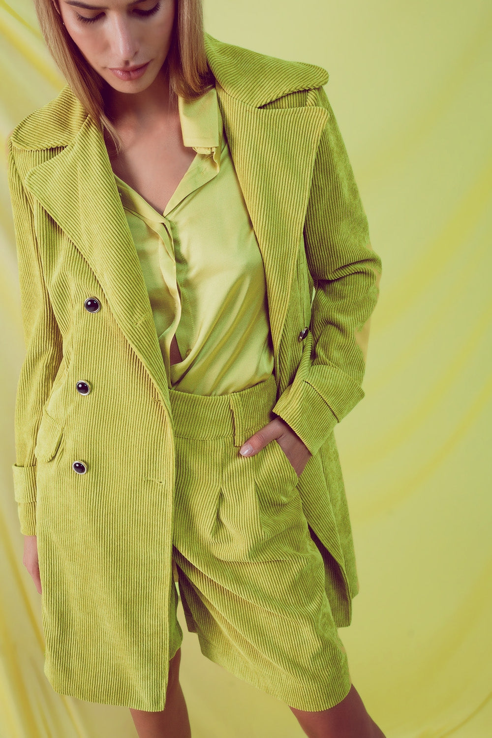 Blazer larga con botones vintage en pana lima Q2