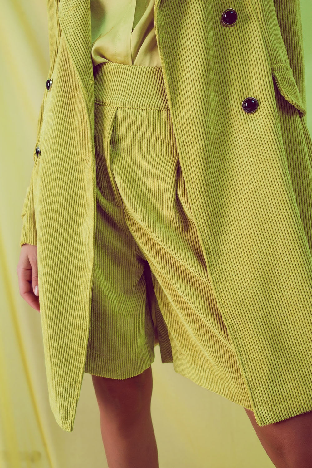 Blazer larga con botones vintage en pana lima Q2