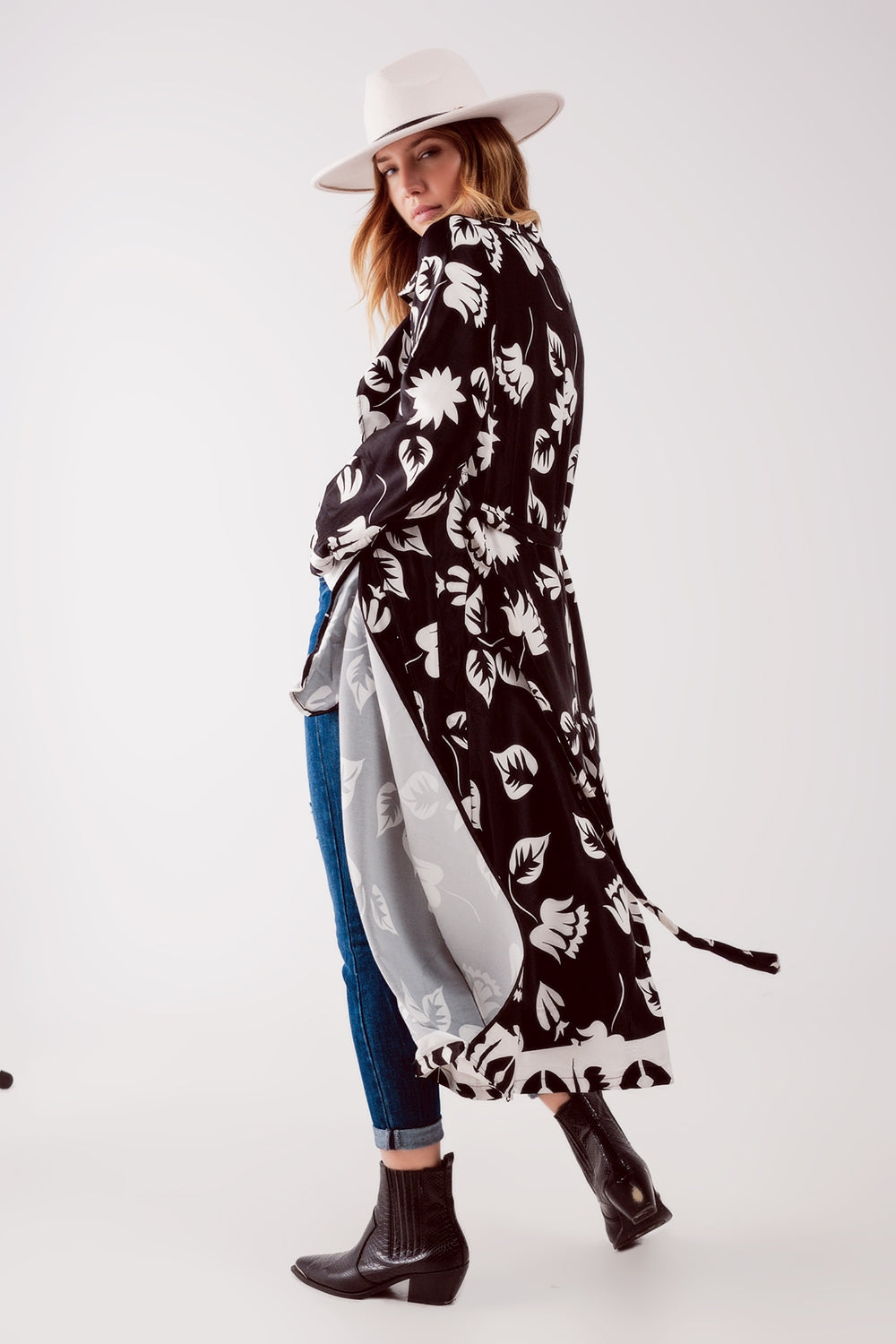 Blazer larga negra con estampado Q2